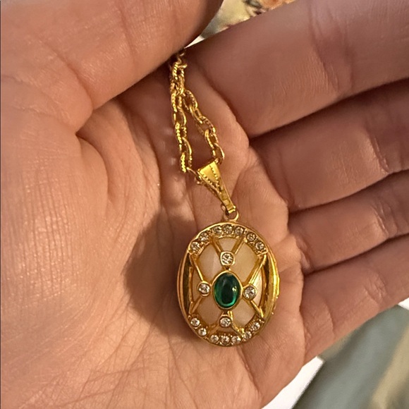 Elegant Gold and Green Pendant Necklace - Picture 3 of 4